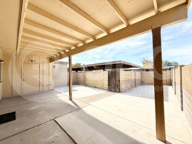 Building Photo - 2113 E Dunbar Dr