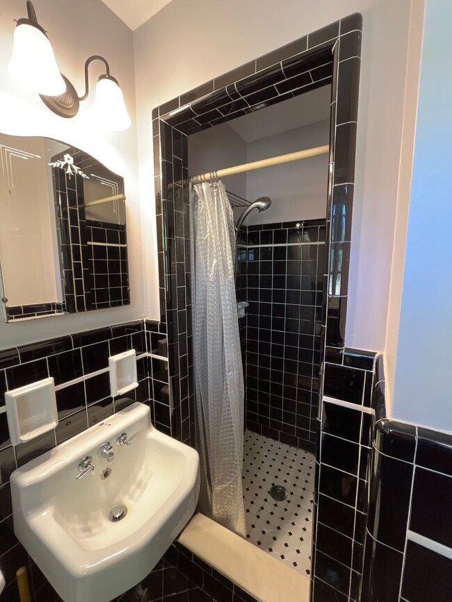 Building Photo - West Meade Ranch in Hillwood Estates, 3 be...