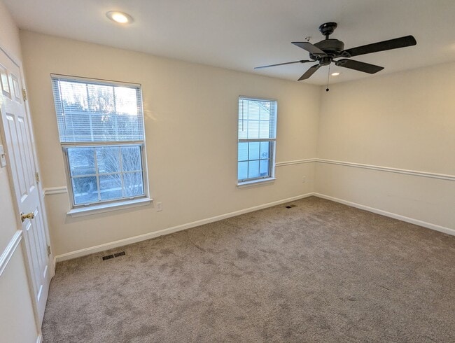 Building Photo - Well maintained townhouse in Robin Meadows Community with updated features available now!