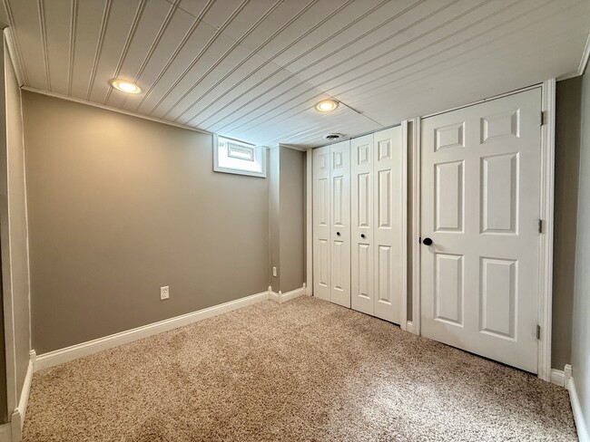 Building Photo - 718 Indianola Ave