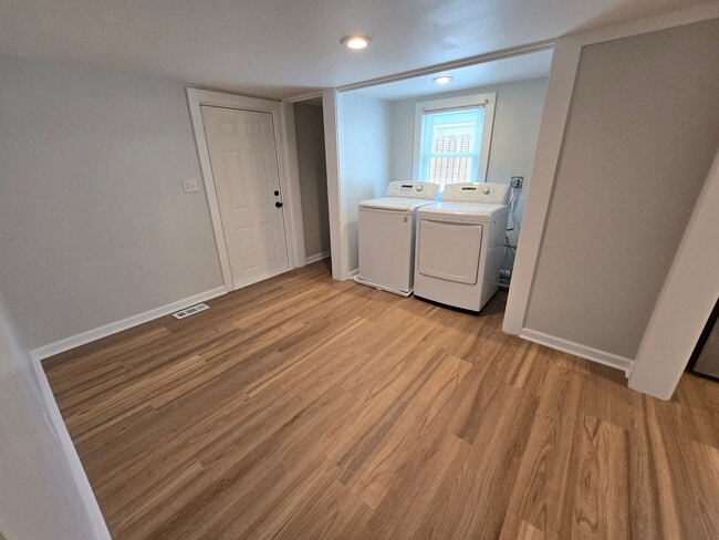 Building Photo - Cute Meadowview Bungalow; 3/1.5 Right in T...