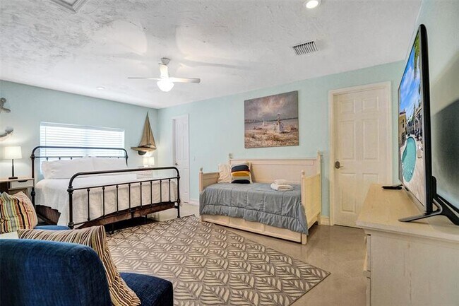 Building Photo - 2051 Coral Reef Dr