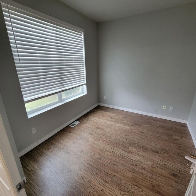 Building Photo - 4 Bedroom plus den, Lacey/Meridian Campus ...