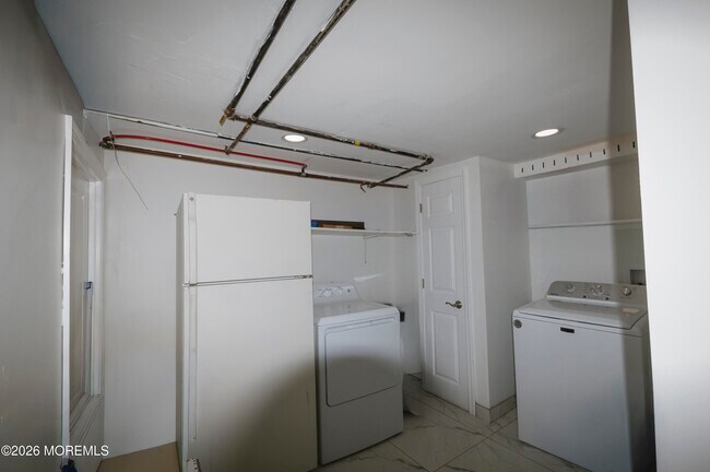 Building Photo - 295 Roosevelt Ave