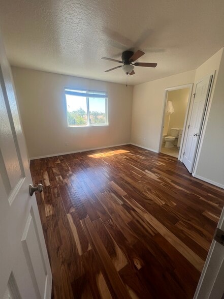 Primary bedroom - 1907 N Thistle Dr