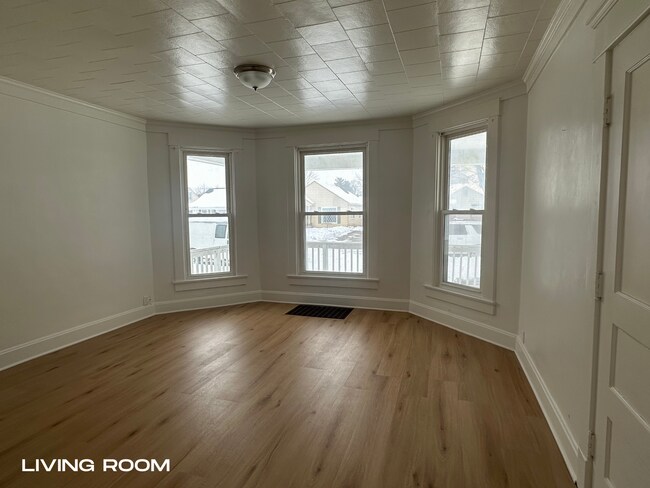 Building Photo - 1904