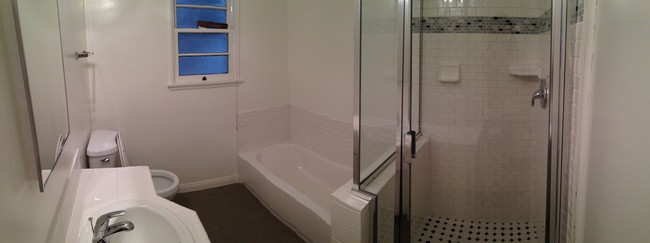 Full Bathroom - 11666 Magnolia Blvd