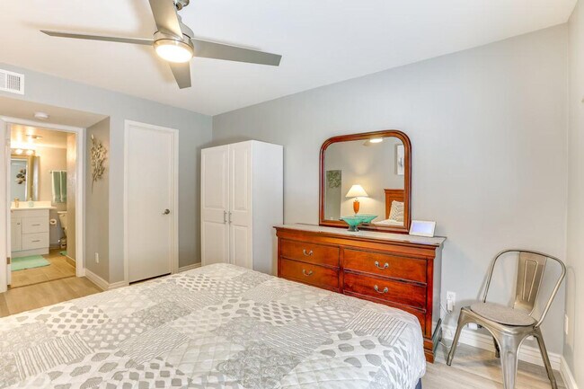 Building Photo - 5995 N 78th St