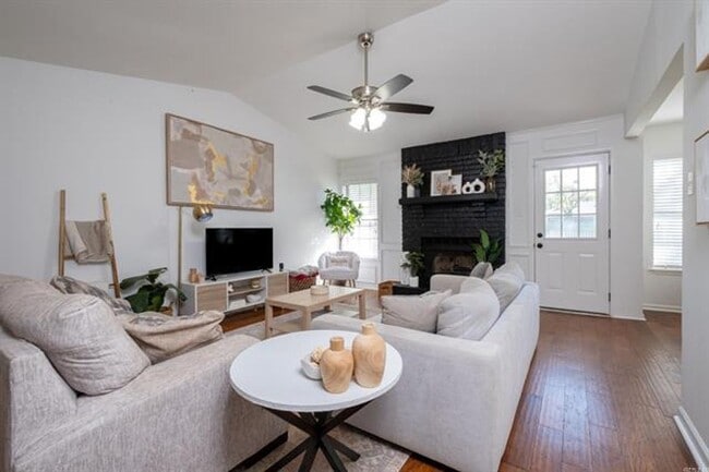 Building Photo - 41 Oak Forest Loop