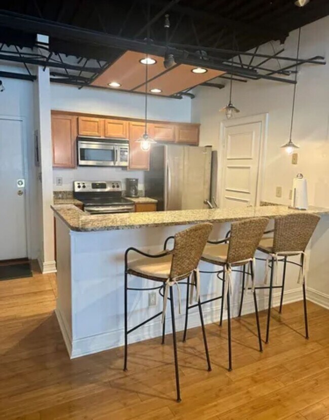 Building Photo - Upgraded 1 bedroom unit- Walking distance to campus!