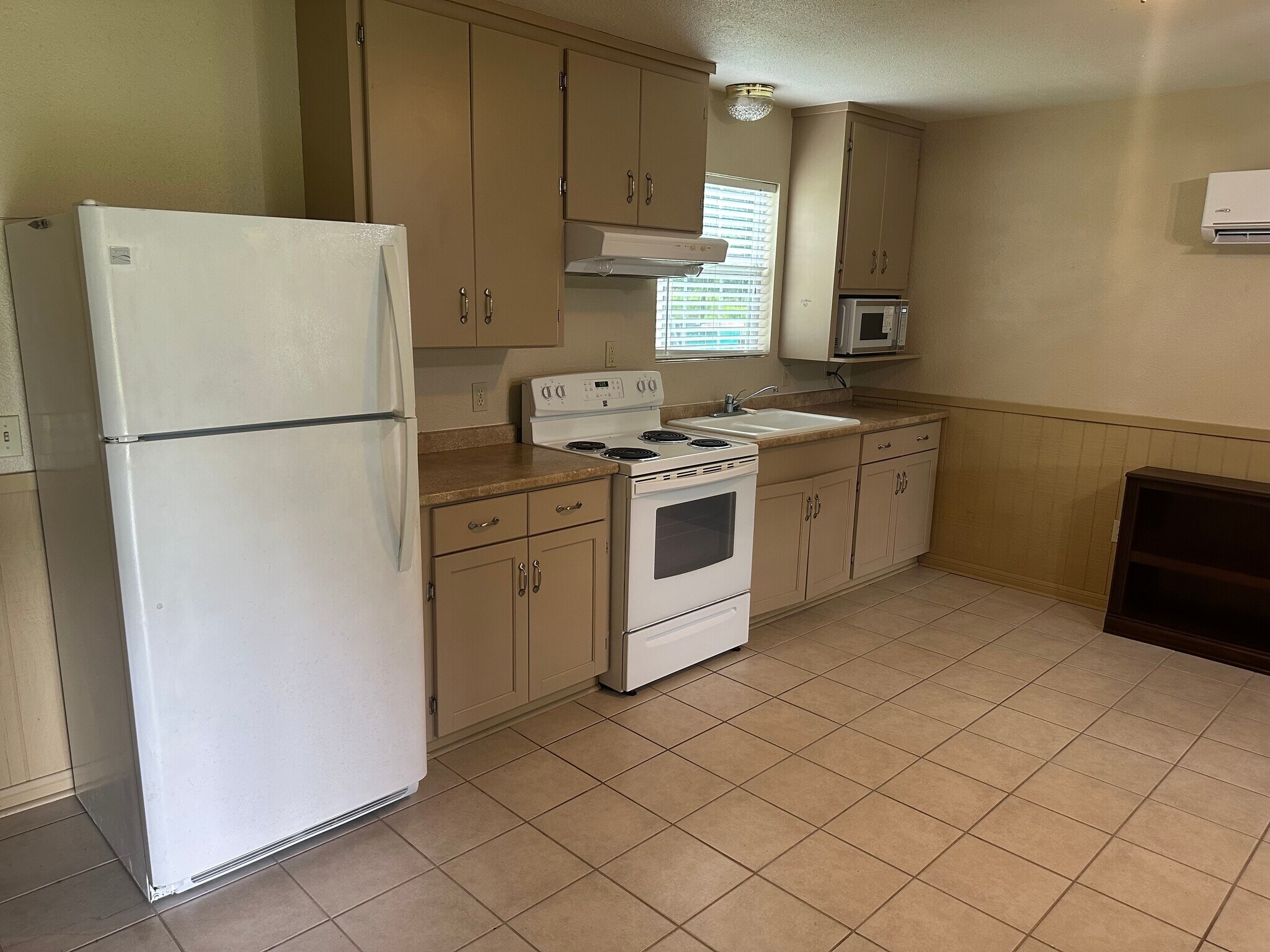 Kitchen - 2318 Riverside Dr