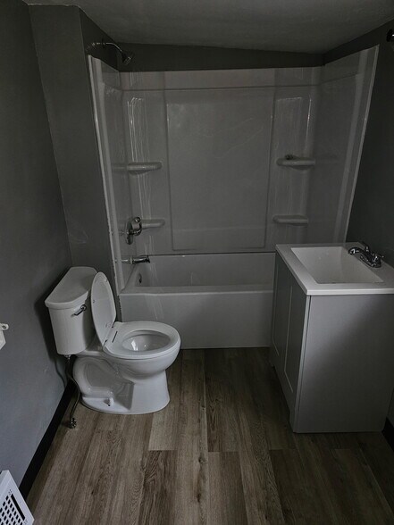 Building Photo - 7815 Rosewood Ave