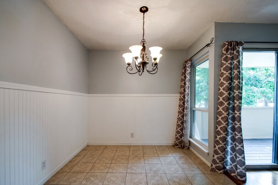 Building Photo - 515 Basswood Ave