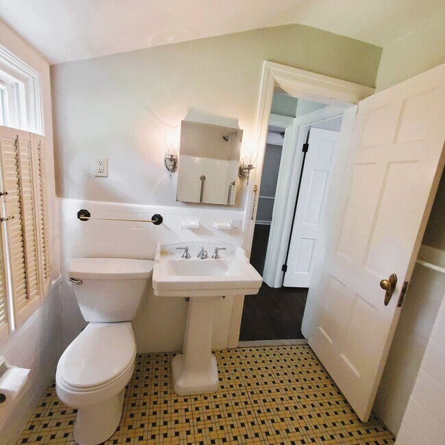 Building Photo - $2150- 2B/1B Charming Single Family Glenda...