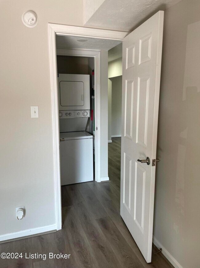 Building Photo - 1002 La Fontenay Ct