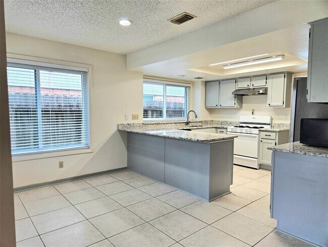 Building Photo - 2210 Brook View Ln