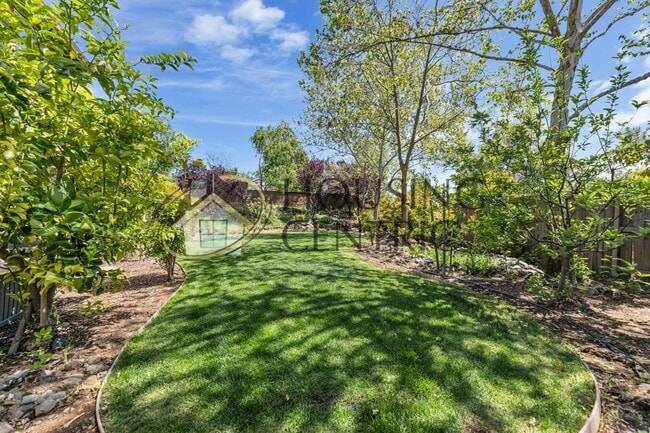 Building Photo - Beautiful Executive Home w/ Pool on 1/2 Ac...