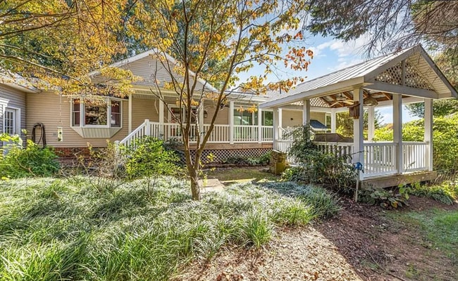 Building Photo - Charming ranch home 3 bedrooms and 2 bathrooms in Burlington w/ 5 garage spaces.