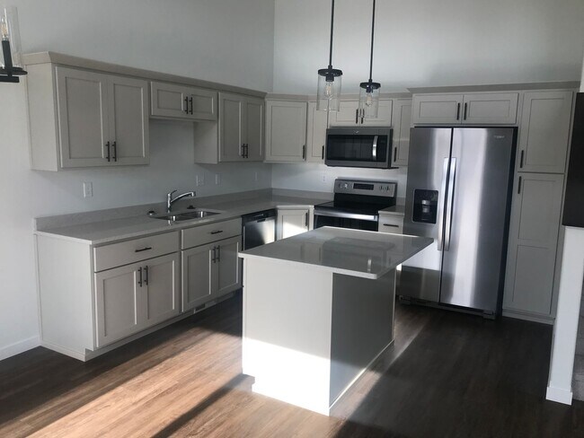 Building Photo - 3 Bed 3 Bath Twin Home