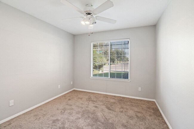 Building Photo - Spacious home in Northeast Fresno location...