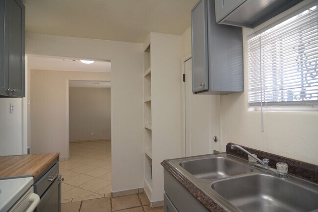 Building Photo - Charming 1 Bedroom 1 Bath House! Great Central Tucson Location!