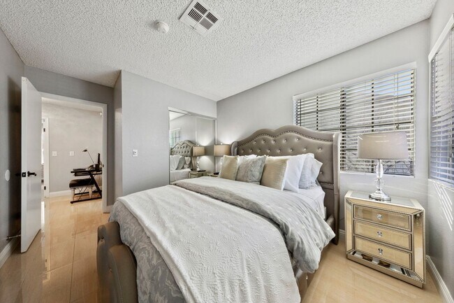 Building Photo - Fully furnished gorgeous Silverado Ranch home!