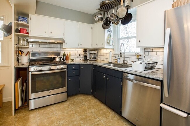 Building Photo - $3,000 - 4 bed / 2 bath Centrally Located Single Family Home in Missoula