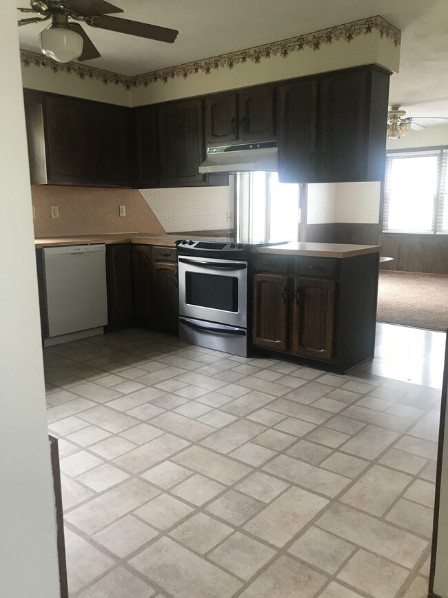 Large Kitchen with a breakfast bar and dining room - 5480 Beechwood ave