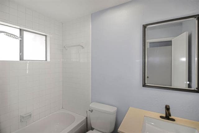 Building Photo - 400 Kalmia Dr