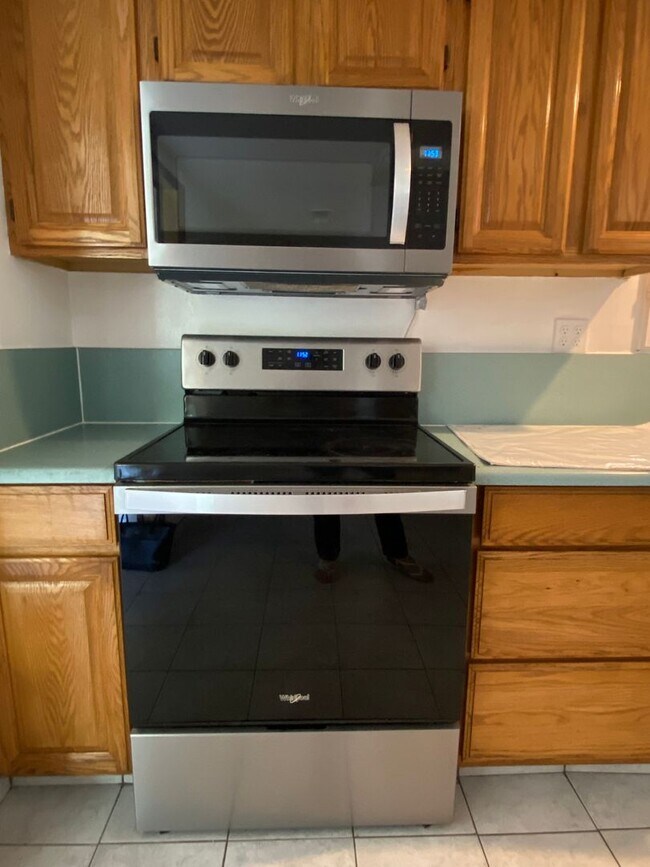 Building Photo - Nice 3 bedroom 1 bath with office Walking ...