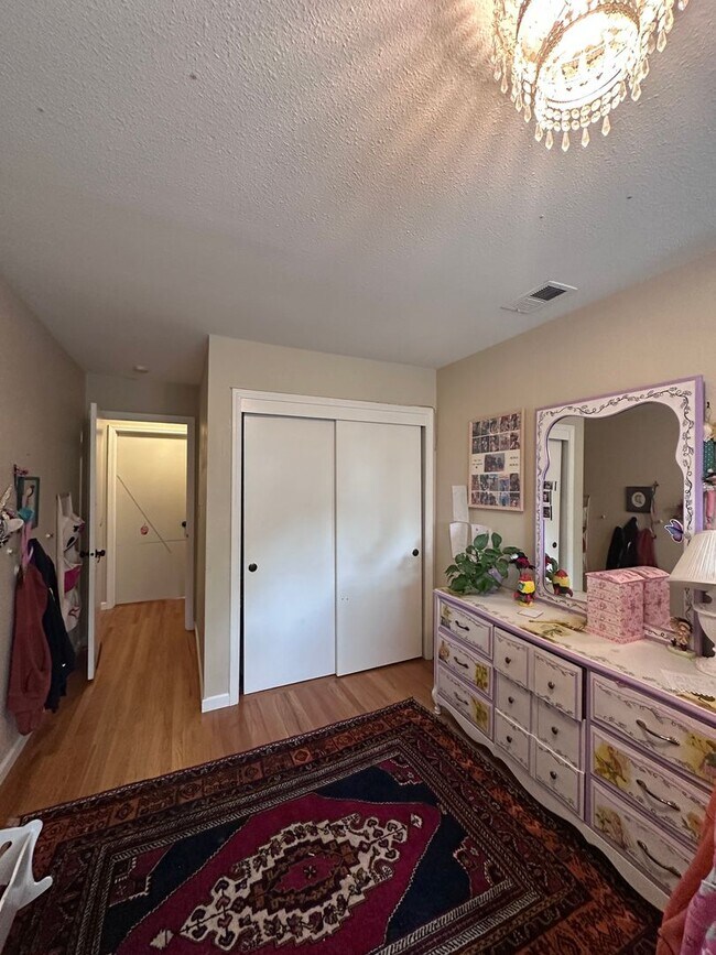 Building Photo - 1506 Manzanita Ln