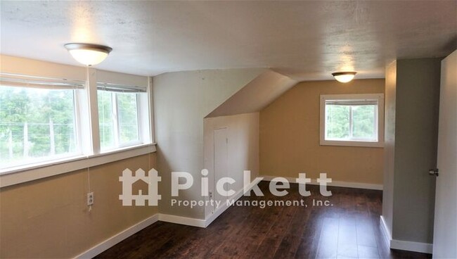 Building Photo - 3 Bedroom Poulsbo Farmhouse With Lots Of C...