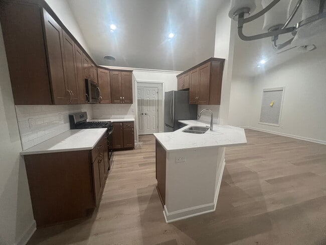 Building Photo - 2 Bedroom Duplex