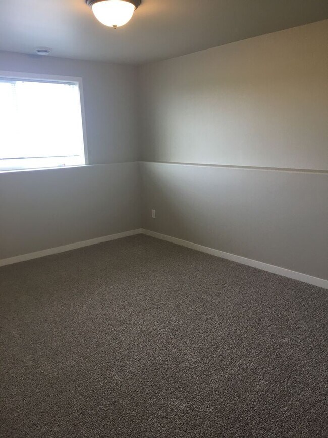 Building Photo - 4 Bed 2 Bath Single Family Home