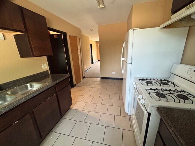 Building Photo - 701 Spruce Ct
