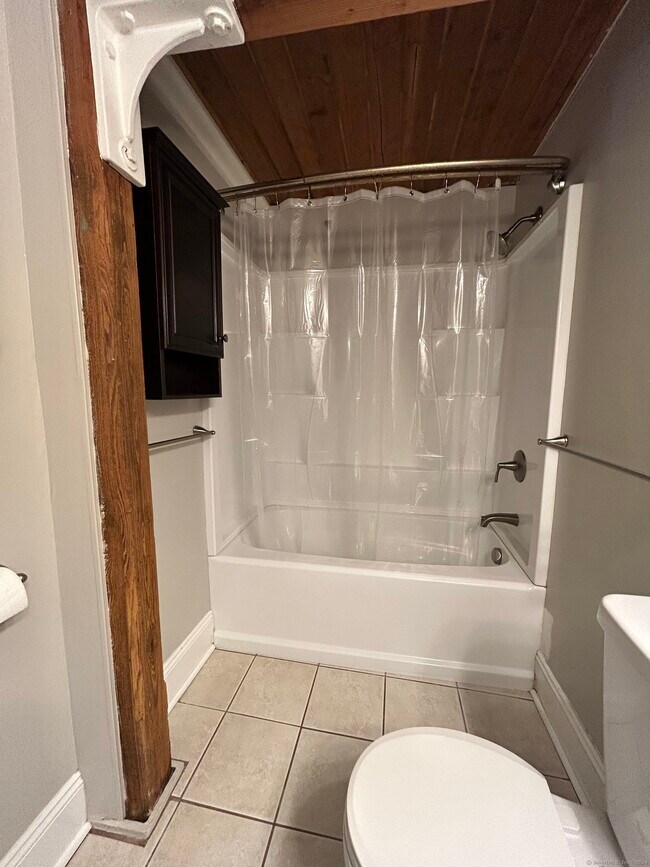 Building Photo - 839 Main St