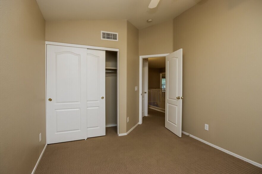 Building Photo - 548 E Cathy Dr
