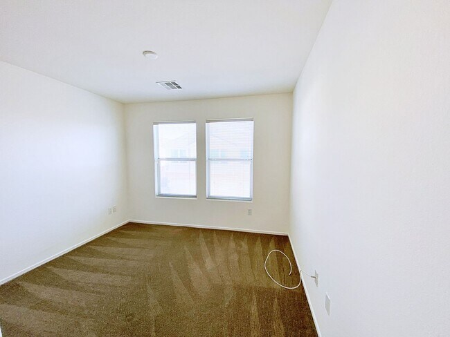 Building Photo - 1 WEEK FREE RENT!!!  2 BEDROOM 2 BATH TOWNHOME IN GATED COMMUNITY