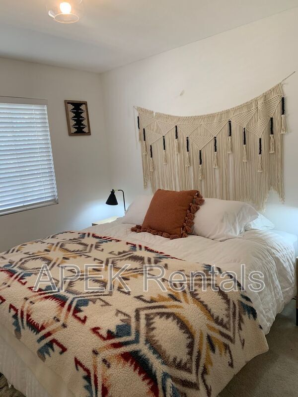 Building Photo - 61493 Desert Air Rd