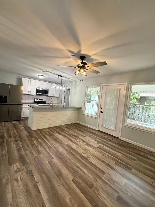 Building Photo - Charming 3-Bedroom Single-Family Home in N...