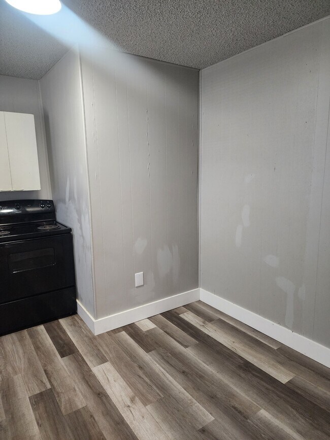 Building Photo - 2402 E Randolph Ave