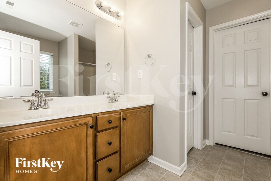 Building Photo - 1817 Elizabeth Oaks Ave