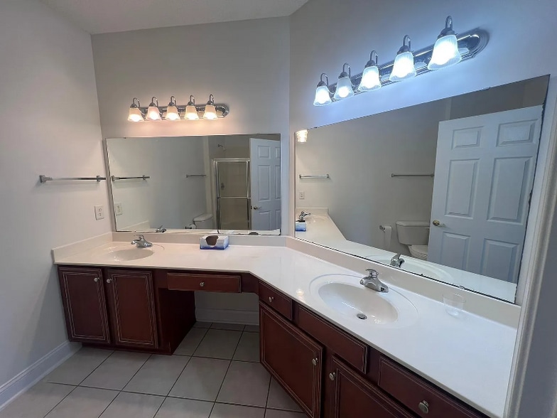 Building Photo - 5063 Glenbrook Dr