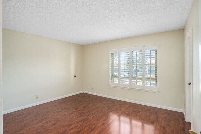Building Photo - 1130 Fontana Dr