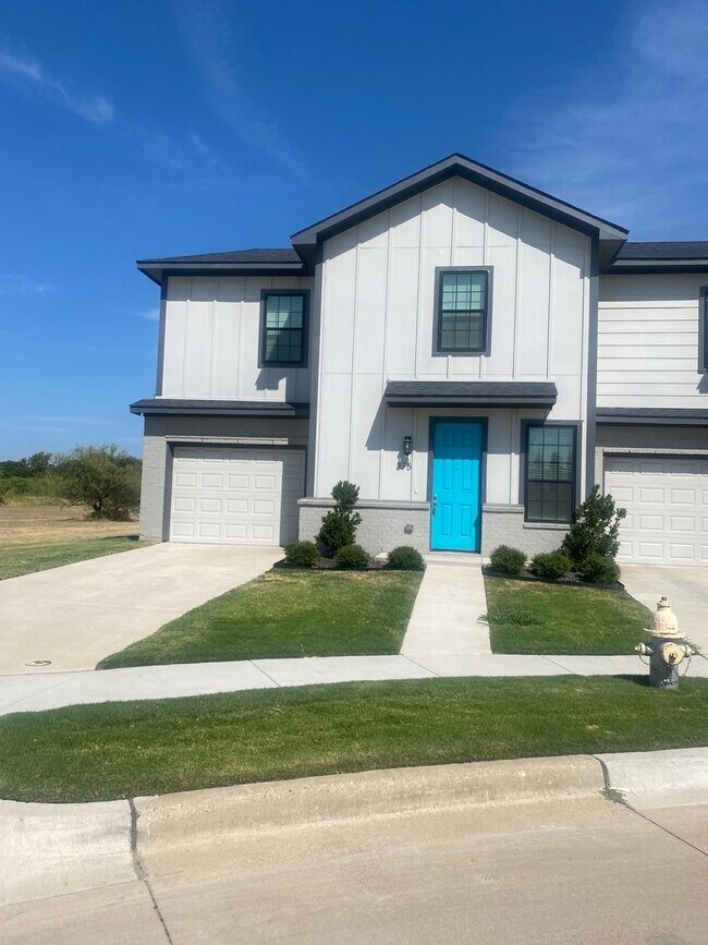 Building Photo - Beautiful Townhome in Great Location