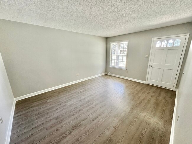 Building Photo - 5595 Briarwood Dr