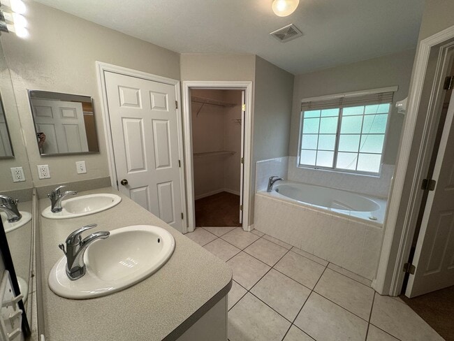 Building Photo - Nice 4/3 in Weatherly!