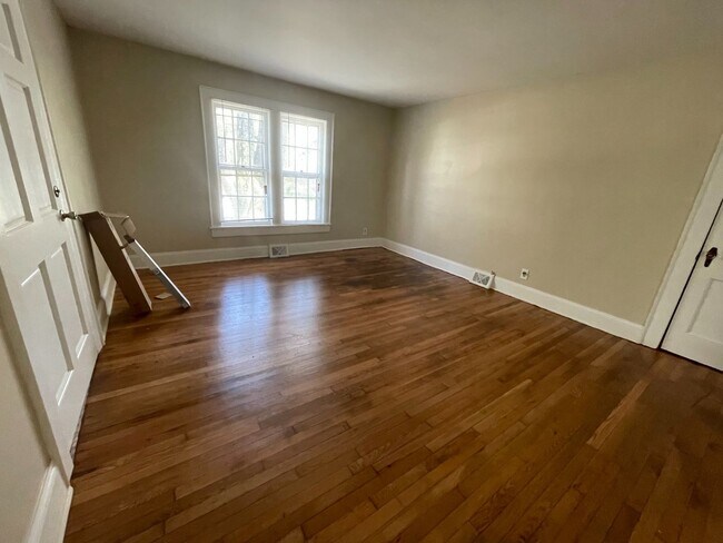Building Photo - 1BR near UNC-G Available