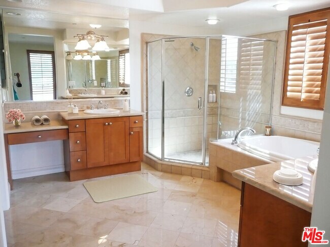 Building Photo - 5831 Seawalk Dr