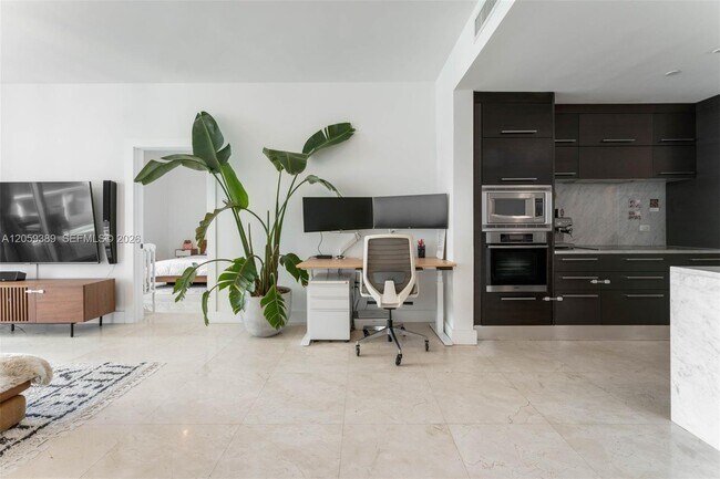 Building Photo - 900 Biscayne Blvd
